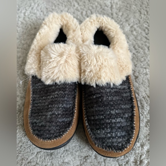 Shoes - Balance man made, Very confortable and cozy slippers. Size 9-10. Men/women. New